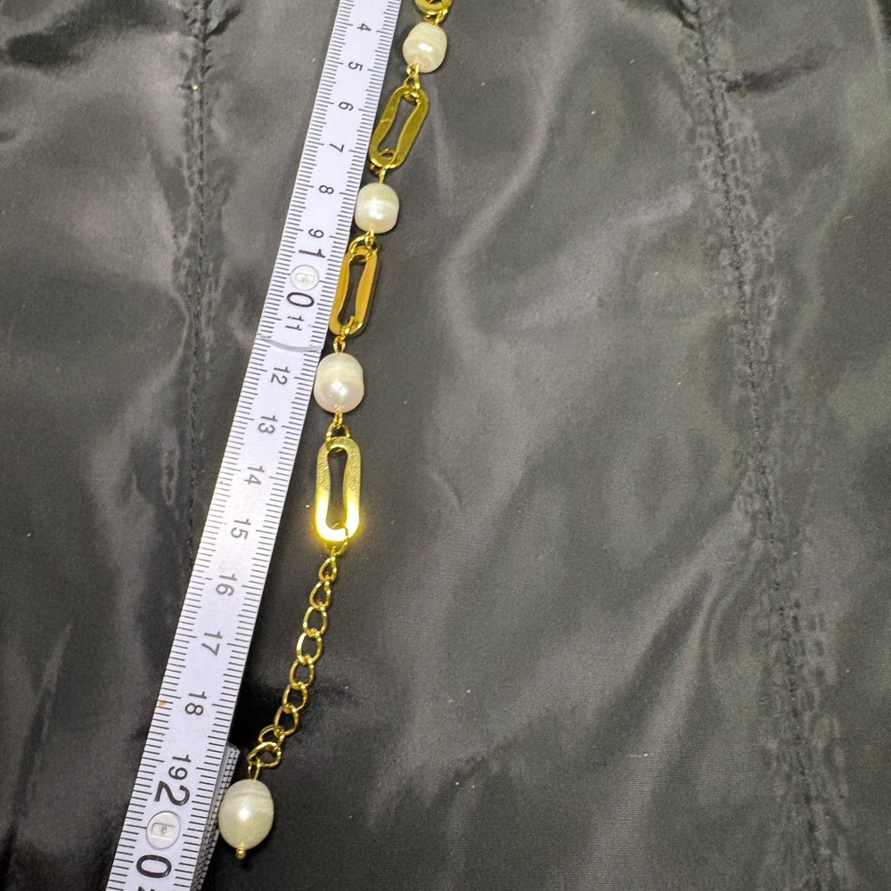 Elegant Gold and Pearl Bracelet - Picture 8 of 8
